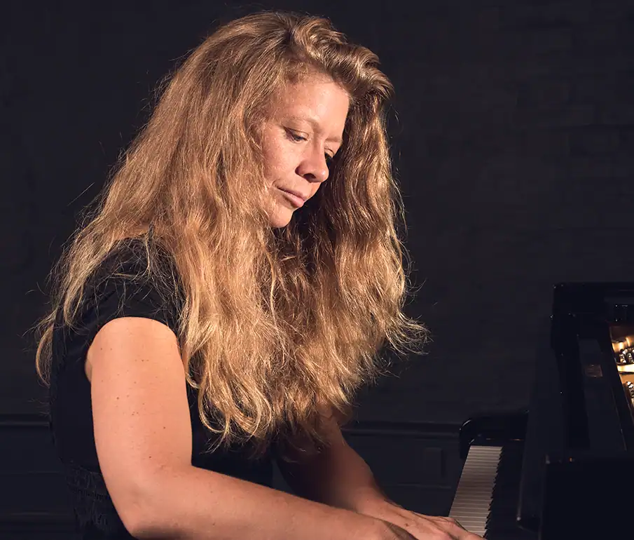 Christina Bjørkøe spiller klaver ved koncert på Søbygaard Koncerterne