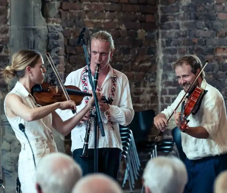 Stundom spiller nordisk folkemusik med violin og klarinet ved koncert på Søbygaard