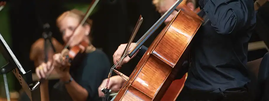 bliv-medlem Musikere spiller strygeinstrumenter ved klassisk koncert på Søbygaard