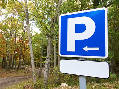 parkering Blåt parkeringsskilt ved vej i naturområde