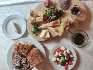 Tapasbræt med ost, brød og lokale specialiteter på Søbygaard
