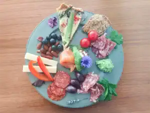 Koncertplatte med tapas, ost, charcuteri og grønt på Søbygaard
