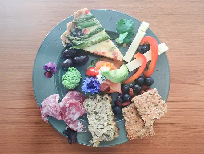 tapas-tallerken Koncertplatte med charcuteri, grønt og ost serveret på Søbygaard