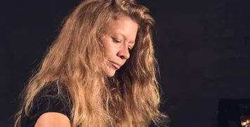 Christina Bjørkøe spiller klaver ved koncert på Søbygaard Koncerterne