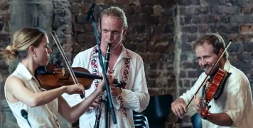 Stundom spiller nordisk folkemusik med violin og klarinet ved koncert på Søbygaard