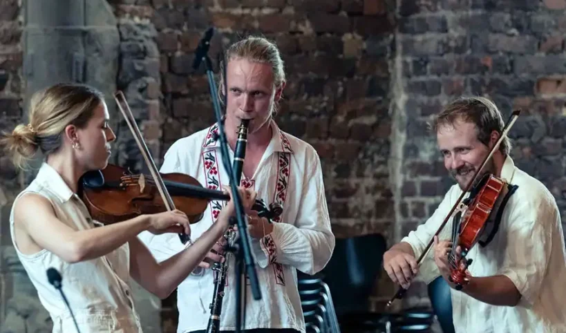 Stundom spiller nordisk folkemusik med violin og klarinet ved koncert på Søbygaard